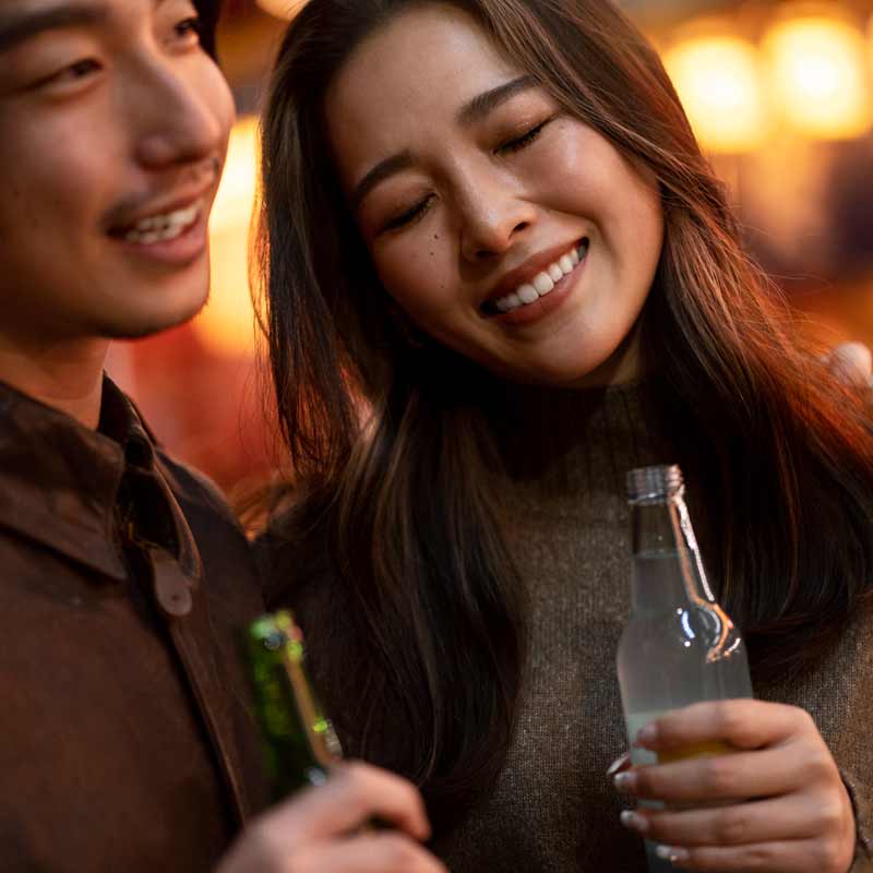 Jóvenes japoneses tomando cervezas del Japón