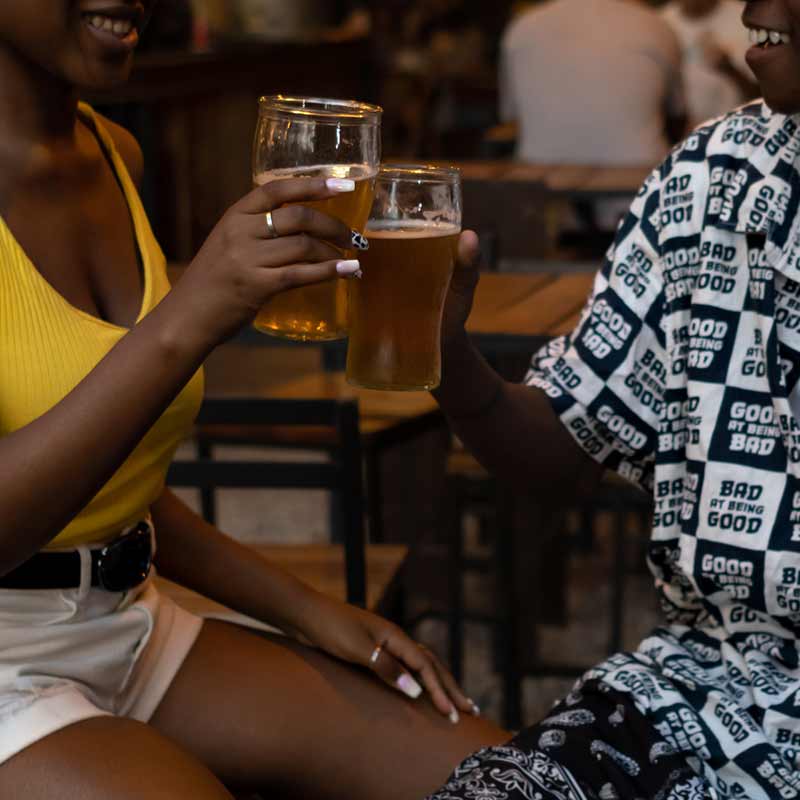 el sabor de las cervezas sin gluten africanas hechas con sorgo difiere del gusto del consumidor occidental por la cerveza