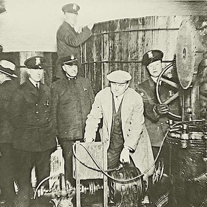 Policías de Detroit desmantelando una cervecera ilegal durante la Ley Seca. Imagen: Wikimedia