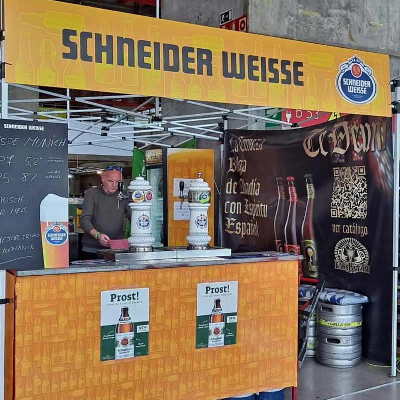 Cervezas Schneider Weisse en el stand 36 de Fassbiere en Beermad #9. Primavera 2023