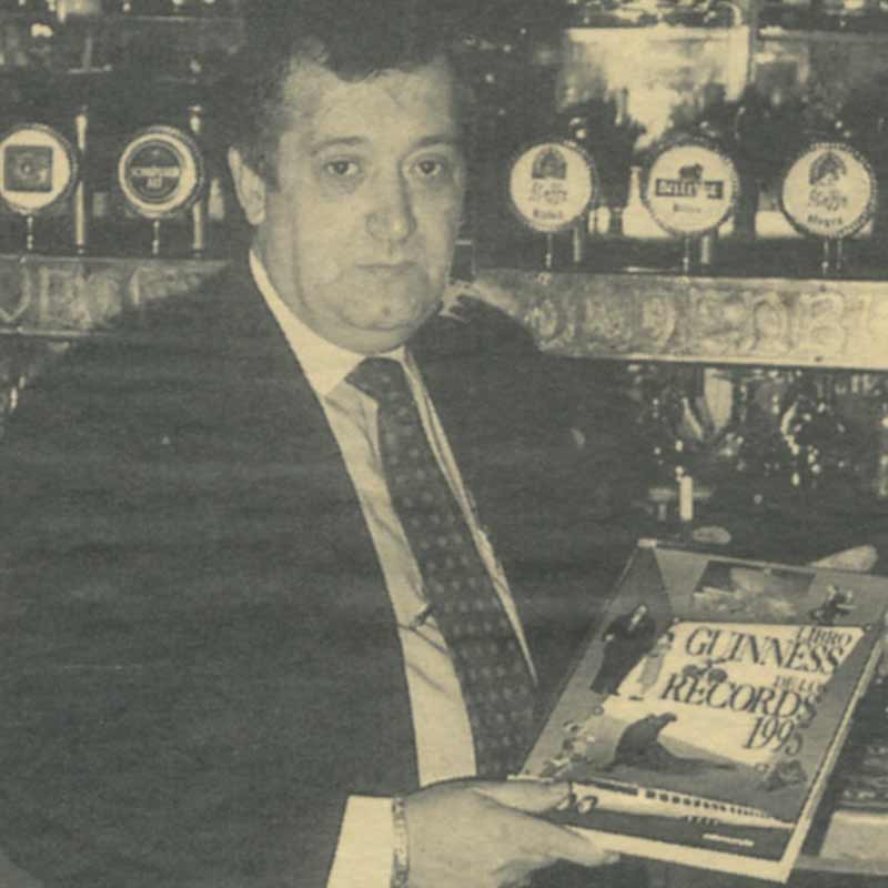 José Luis Ramírez y el libro Guinness de los records donde figura la Cervecería Oldenburg