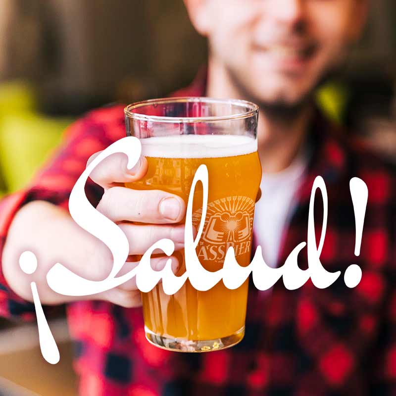 Brindis con cervezas en Fassbiere: ¡Salud!, Prost!, Prosit! Santé! Cheers!