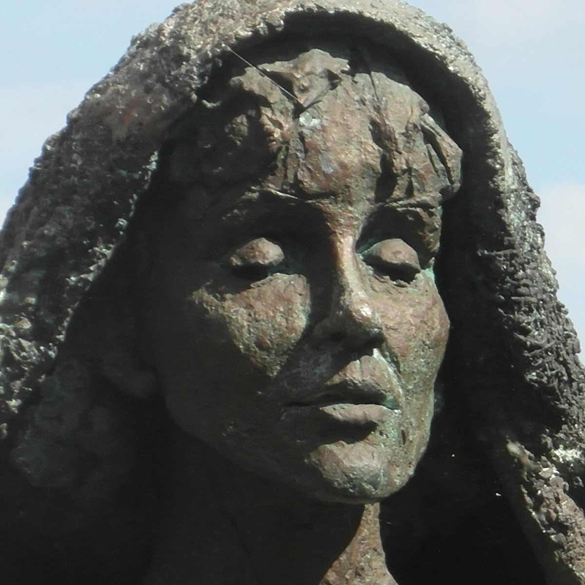 Hildegarda de Bingen. Escultura de Karlheinz Oswald en el exterior de la abadía de Bingen.