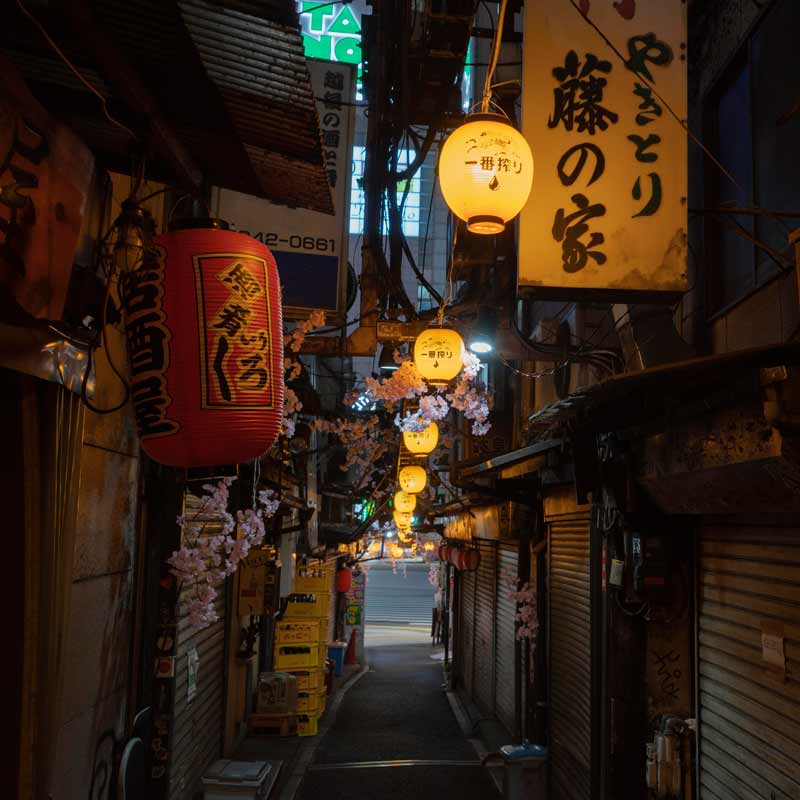 Izakayas (bares) en una callejuela lateral o yokocho de Japón
