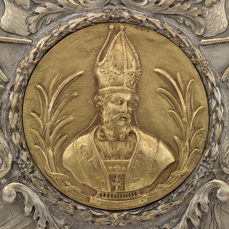 Escudo de plata y medallón central de latón de San Arnaldo: FMuseo de Brujas.