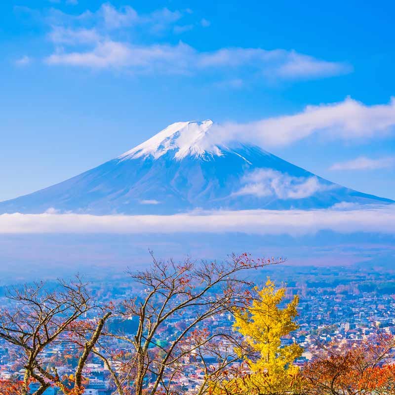 VIsta del Monte Fuji entre nubes al sol de la mañana