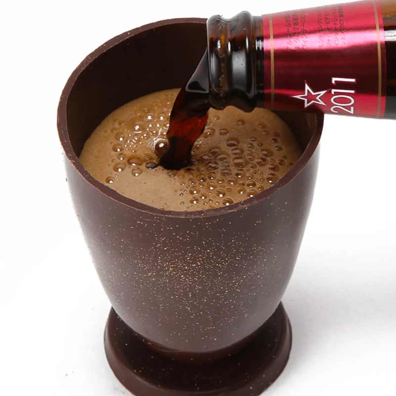 Cervezas del Japón: cerveza Chocolat Imperial Stout de Sankt Gallen Brewery servida en vaso de chocolate comestible