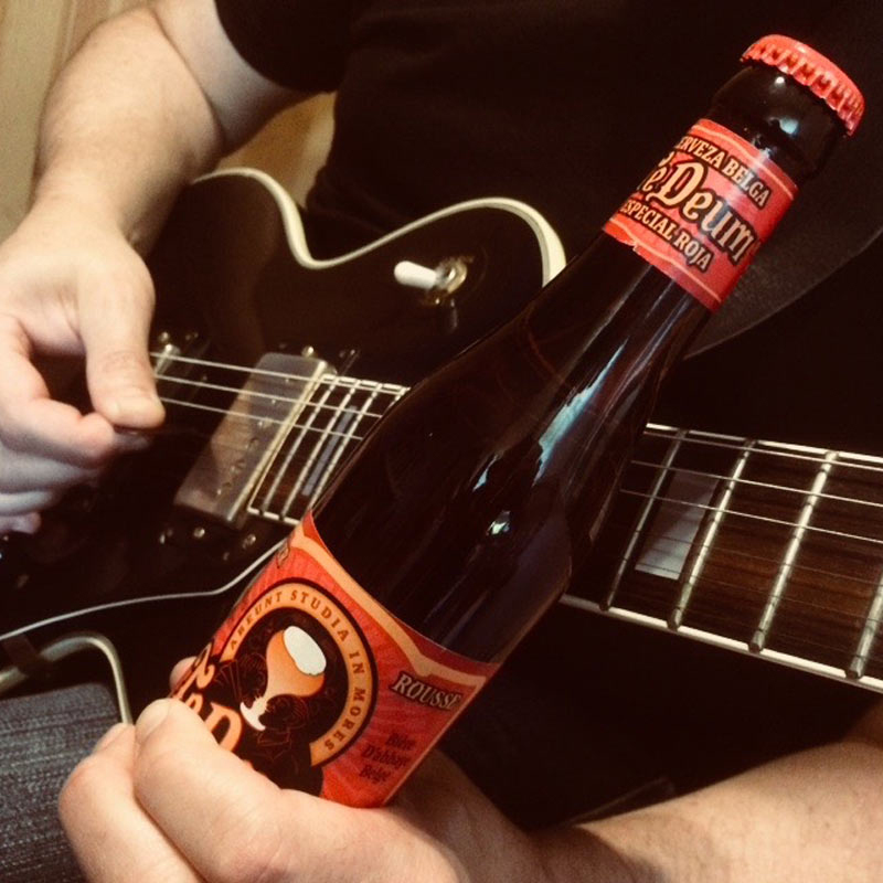slide guitar con Cerveza Te Deum Roja
